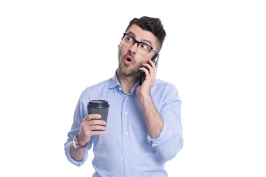 Adam iş konuşuyor. Telefon var. İş adamı iletişim için telefonu kullanıyor. Kahveli bir iş adamı beyazın üstüne izole edilmiş. Kahve molası. İş iletişimi. Etkin dinleme becerileri.