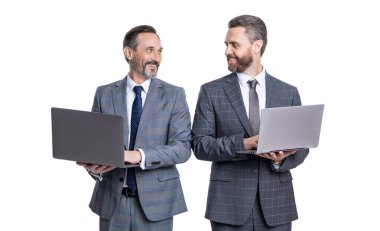 Profesyonel iş adamlarının çevrimiçi iletişimi vardır. Çevrimiçi çalışan olgun iş adamları. İş başarısı. Programcı çevrimiçi bilgisayar kullanıyor. Çevik iş. Uzaktan destek.