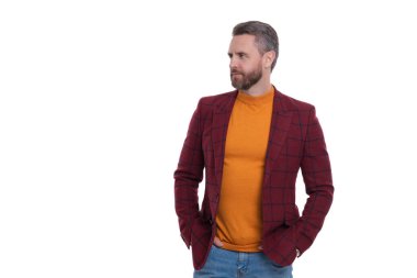 Ceketli bir iş adamı. Yakışıklı adam için erkek giyimi. Moda ceketi. Sıradan erkek giyim kuşamında şık bir iş adamı. İnsan işadamı beyazda izole edilmiş. Boşluk afişini kopyala.