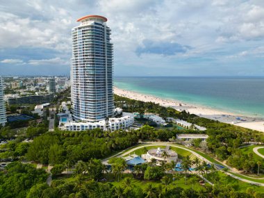 Miami 'nin gökdelen mimarisi. Uzayı kopyala Miami Güney Sahili hava manzarası. Miami gökdeleninde hava durumu. Miami 'nin güney sahili. South Beach 'teki şehir manzarası. Florida Panoraması.