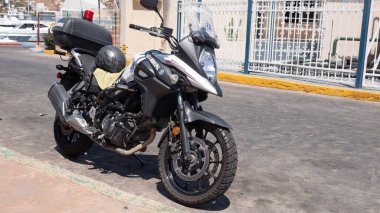 Cabo San Lucas, Meksika - 15 Mayıs 2019 Suzuki Vstrom Dl650 polis bisikleti dışarıda park edilmiş, kopyalama alanı. Suzuki Vstrom 'un polis bisikleti. Suzuki Vstrom. Polis devriyesi sokakta, yan manzara.