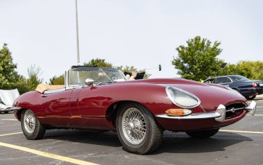 Chicago, Illinois, ABD - 08 Eylül 2024: Jaguar E Tipi 1969 üstü açılabilir araç, köşe manzaralı. Retro vintage sportscar. Üstü açılır Jaguar E tipi araba. Chicago 'da Jaguar E Tipi