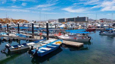 Cabo San Lucas, Meksika - 15 Mayıs 2019: tekne gezisi. Yat kulübü. Yaz tatilinde deniz tatili. Tekne ve yat kiralama. Marinada lüks bir tekne. Lüks bir yaşam tarzı. Kenetlenmiş gemiler. Seyahat hedefi.