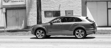 Miami Beach, Florida ABD - 15 Nisan 2021: Violet Bentley Bentayga v8 2015 SUv, yan görüş.