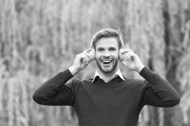 Genç yakışıklı adam dışarıda kulaklıkla müzik dinlediğine sevindim..