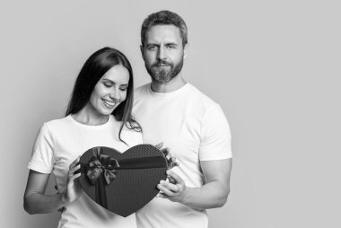 Sevgililer Günü hediyesine aşık çift, fotokopi alanı. Sevgililer Günü aşkı olan çift stüdyoda. Sevgililer günü aşk çifti hediye. Sevgililer Günü hediyesine aşık bir çiftin fotoğrafı..