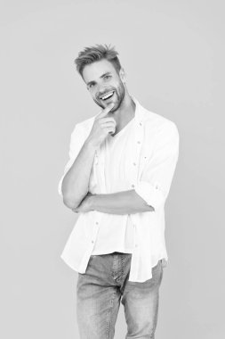 Stüdyoda sakalı olan sıradan yakışıklı bir adam. Arka planda sakalı olan yakışıklı bir adam. Sakallı, yakışıklı bir adamın fotoğrafı. Sarı sakallı yakışıklı adam..