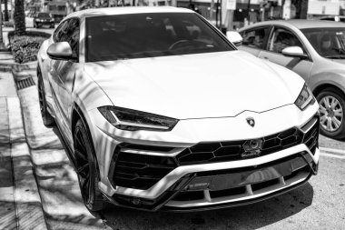 Miami Beach, Florida ABD - 14 Nisan 2021: beyaz Lamborghini Urus Sedan, ön köşe manzaralı. spor geçişi.