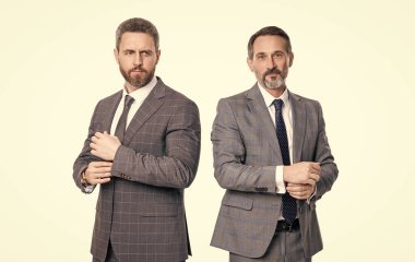 Takım elbiseli iş adamlarının liderliği. Beyaz arka planda iki işadamının liderliği. İş adamları liderlik konsepti. Stüdyoda iki işadamının liderliği.