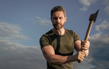 Adam baltayla vurulmuş. Beyaz adam, baltayı tut. Gökyüzündeki vahşi adam.