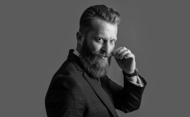 Stüdyo resmi giysili bir iş adamının portresini çekti. Takım elbise ve iş adamı resmi giysisi. Gri arka planda resmi kıyafet giyen bir iş adamı izole edilmiş. İş adamı resmi kıyafet giyer..