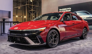 New York City, ABD - 27 Mart 2024: Hyundai Elantra N Line spor araba New York Uluslararası Otomobil Fuarı, köşe görünümü.