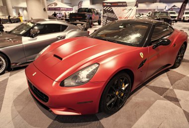 New York City, ABD - 27 Mart 2024: Ferrari California üstü açık süper araba New York Uluslararası Otomobil Fuarı, yan görüş.