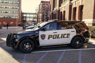 New York City, ABD - 25 Mart 2024 Dodge Durango Polis aracı açık hava manzaralı.