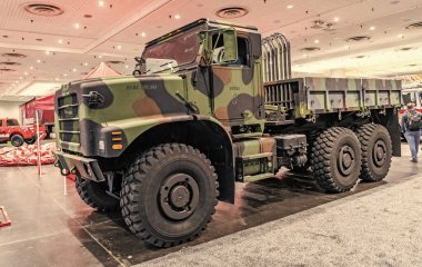 New York City, ABD - 27 Mart 2024: Oshkosh AMK23 MTVR 7 askeri kargo kamyonu New York Uluslararası Otomobil Fuarı, yan görüş.