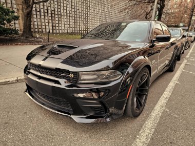 New York City, ABD - Mart 2024 Dodge Charger SRT Hellcat marka otomobil caddeye park edilmiş, açı manzaralı.