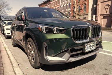 New York City, ABD - 31 Mart 2024 BMW X1 xDrive28i lüks araba, ön köşe manzaralı.