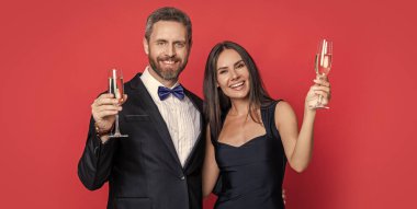 Resmi olarak bir çift. Romantik randevu kutlamaları. Sevgililer Günü. Yıldönümünü kutlayalım. Aşık çift nişanı kutluyor. Zarif çift kırmızıda izole edilmiş şampanya içer. Başarılı ortaklar.