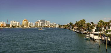 Tropikal bir evde yaz tatili. Yat iskelesi olan lüks bir yazlık villa. Yaz cennetinde tatil. Yazın lüks bir apartman dairesinde. Florida 'daki körfeze git. Panorama.