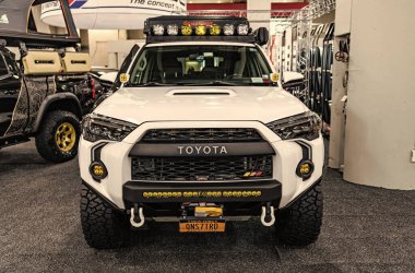 New York City, ABD - 27 Mart 2024: 2023 Toyota 4Runner spor araba New York Uluslararası Otomobil Fuarı, ön manzara.