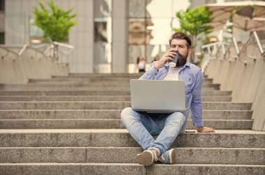 Dışarıdaki serbest çalışan adamın iletişimi, uzayı kopyalayın. Serbest çalışan adamın kahve molasında iletişimi var. Serbest çalışan adamın dizüstü bilgisayarında iletişimi var. Serbest çalışan adamın dışarıdaki bilgisayarla iletişimi var..