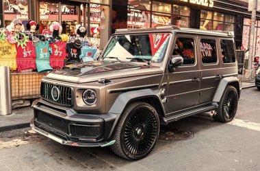 New York City, ABD - 24 Şubat 2024 Mercedes Benz AMG 63 SUV açık hava, köşe manzara.