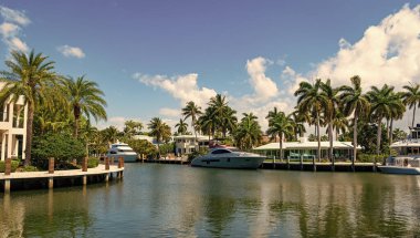 Yat teknesi. Lüks bir yatta yaz tatili. Villa ile birlikte denizde geçirdiğimiz yaz tatilinin tadını çıkarıyorum. Bir sürat teknesiyle yaz tatili. Yaz tatili. Yaz meltemi.