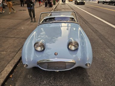 New York City, ABD - 06 Ağustos 2023: Austin Healey Sprite 1960 model üstü açık spor araba, ön manzara.