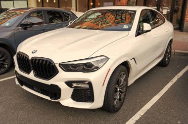 New York City, ABD - 15 Mart 2024: BMW X6 modern beyaz araba açık hava, üst görünüm.