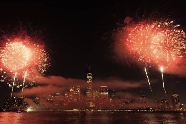 New York Manhattan havai fişekleri arifesinde. Manhattan 'da havai fişekler. New York 4 Temmuz Havai fişekleri. Flashing Fireworks ile New York City Skyline Manhattan. Bağımsızlık Günü
