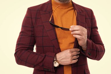 Beyazda izole edilmiş. İş ceketi giyen şık bir adam. Erkek giyim tarzı. Ceketli, güneş gözlüklü şık bir adam. Sıradan erkek modası. Günlük erkek giyim tarzı iş..