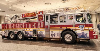 New York City, ABD - 27 Mart 2024: İtfaiye aracı FDNY Merdiveni 343 Ferrara İtfaiye Aletleri 'nden New York Uluslararası Otomobil Fuarı, yan görüş.