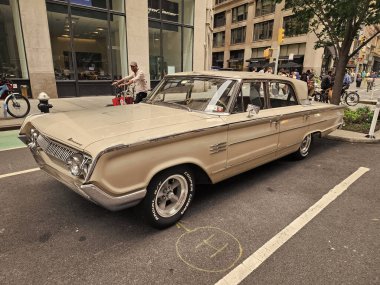 New York City, ABD - 17 Ağustos 2023: Mercury Montclair 1964 model klasik araba caddeye park edilmiş, yan köşe manzaralı.