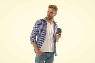 Arka planda sabah kahvesi olan beyaz bir adam. Stüdyoda sabah kahveli bir adam. Sabah kahveli bir adamın fotoğrafı. Sabah kahvesi içen adam beyaz tenli..