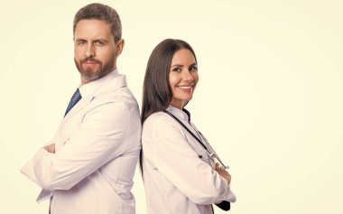 Tıp, sağlık ve insan konsepti. Hastanede pratisyen hekim. Kendine güvenen pratisyen doktor muayenehanede duruyor. Steteskoplu pratisyen hekim. reklam.