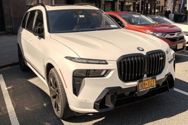 New York City, ABD - 31 Mart 2024: BMW X7 modern araba açık havada, köşe manzaralı.