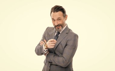 İş ilanı. Takım elbiseli bir iş adamı beyazları soyutladı. Reklam ve duyuru. İş teklifi. Başarılı bir iş adamı anlaşma teklif ediyor. İşadamı şirketini öneriyor..