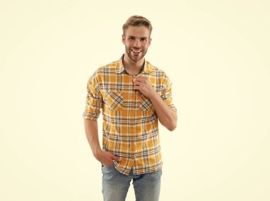 Şık saç stili olan şık bir adam. Moda erkek tarzı. Normal erkek stili. Kafkasyalı sıradan bir adam. Kareli tişörtlü adam beyazda izole edilmiş. Günlük kıyafet dolabı.