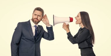 İş ortaklarının terfi konusunda anlaşmazlıkları var. Çatışmaları çözen iş adamları. Rekabet konsepti. İş çatışması. İşkadını, çalışana hoparlörle bağırıyor. Suçu üstleniyorsun..