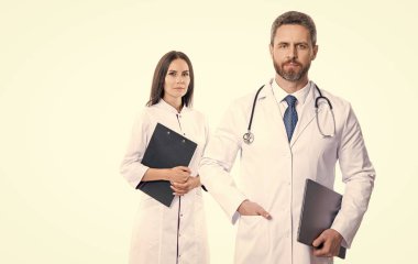 İlaç ve sağlık sigortası. Hastanedeki doktor. Doktorun reçetesi var. Doktor dahiliyecisi beyaz pano ile izole edilmiş. Hemşireye reçete yazan doktor. reçeteli uyarı.
