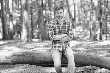 Kareli gömlekli genç yakışıklı adam dışarıda rahatla..