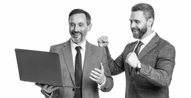 Uzaktan kumandalı işlerde online iş yapan işadamları beyazlar üzerinde izole edilmiş..