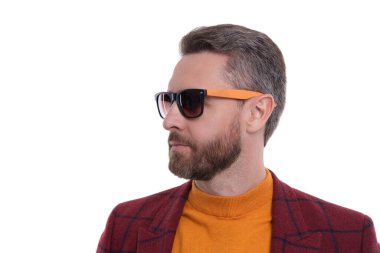 İspanyol manken. Beyaz giysili şık erkek kıyafetleri. İş ceketli ve güneş gözlüklü bir adam. Olgun adam erkek giyim tarzı giyinir. Şık ve modaya uygun. Sivri dilli adam..