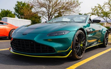 Chicago, Illinois, ABD - 08 Eylül 2024 Aston Martin V8 Vantage F1 model üstü açılır araba, köşe manzaralı. Aston Martin V8 Vantage. Üstü açık Aston Martin V8 Vantage spor arabası