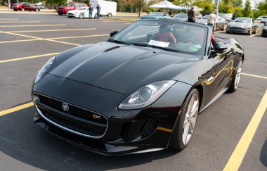 Chicago, Illinois, ABD - 08 Eylül 2024: Jaguar F-TYPE S v8 AWD Üstü açılabilir araç, ön görüş. Modern Jaguar F-TYPE S v8 AWD üstü açılabilir araba siyahı. F-TYPE R75 AWD üstü açık araba. F-TİPE S