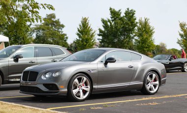 Chicago, Illinois, ABD - 08 Eylül 2024: 2016 Bentley Continental GT aracı, ön görüş. Mavi araba. Lüks Bentley Continental GT arabası. Chicago 'da Bentley Continental GTC