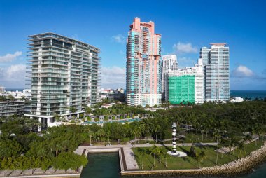 Florida gökdeleni. Miami 'nin gökdelen mimarisi. Lüks bir tatil. Havadan güney sahili manzarası. Lüks Miami gökdeleni. Miami güney plajı. South Beach 'in şehir manzarası. Birleşik Devletler.