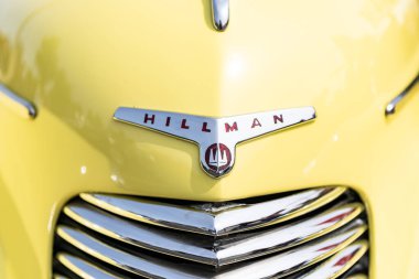 Chicago, Illinois, ABD - 08 Eylül 2024: Hillman Minx üstü açılabilir araç, ön görüş. Retro sarı araba. Retro Hillman Minx arabası. Chicago 'dan Hillman Minx