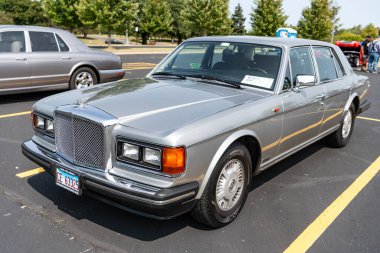Chicago, Illinois, ABD - 08 Eylül 2024: Bentley 8 klasik araç, arka görüş. Klasik bir araba. Klasik Bentley 8 arabası. Chicago 'da Bentley Sekiz
