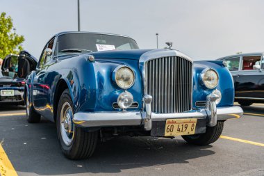 Chicago, Illinois, ABD - 08 Eylül 2024: Bentley S2 Continental retro araç, köşe görüş. Retro araba. Klasik Bentley S2 Continental araba. Chicago 'da Bentley S2 Continental